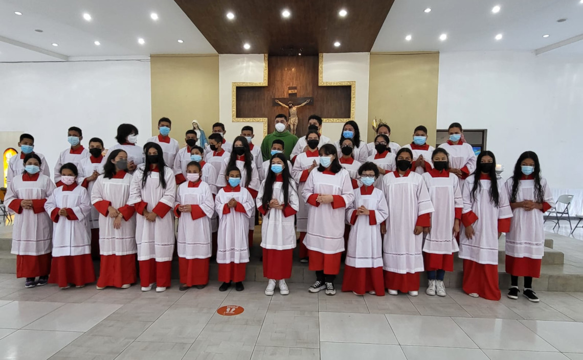 Monaguillos al servicio del Altar