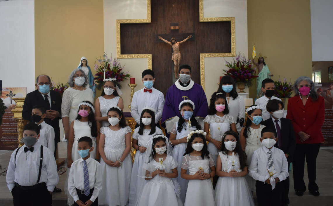 Niños en su Primera Comunión