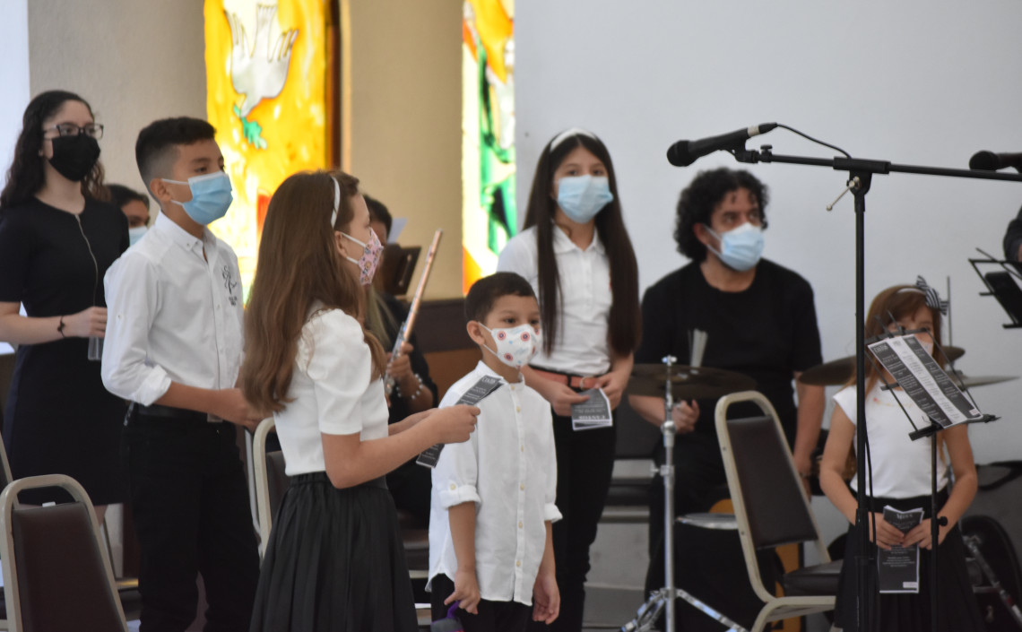 Niños cantando en el coro