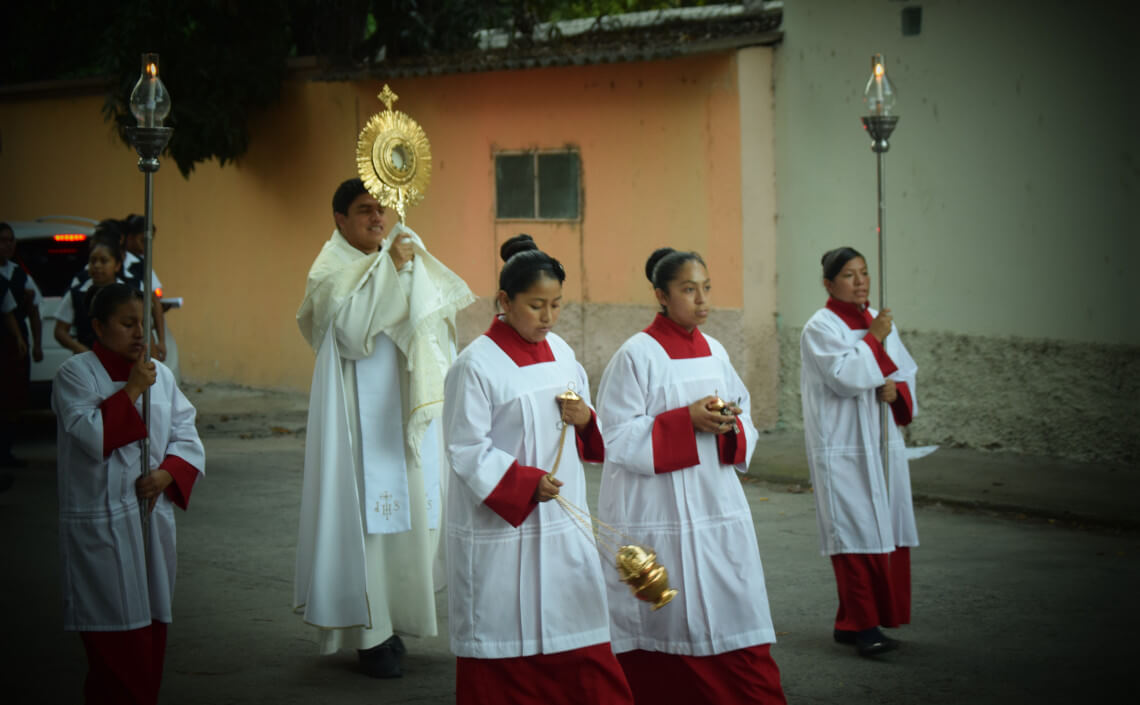 Procesión con Jesús Sacramentado