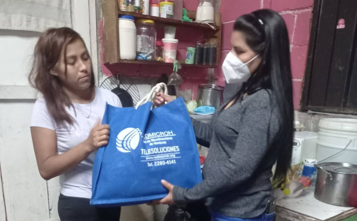 Entrega de provisiones para personas afectadas por incendios