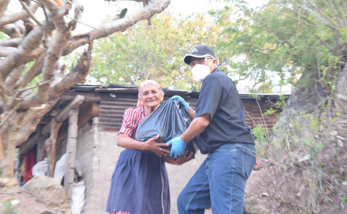 Entrega de comida en aldeas cercanas