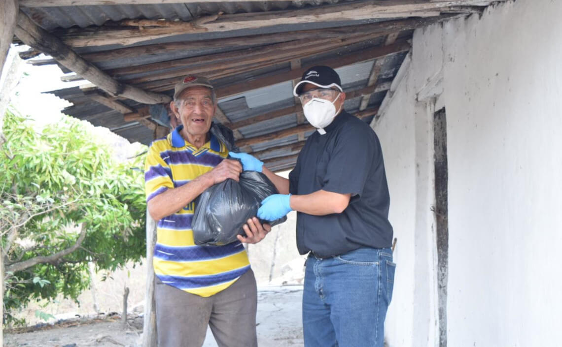 Entrega de comida en aldeas cercanas