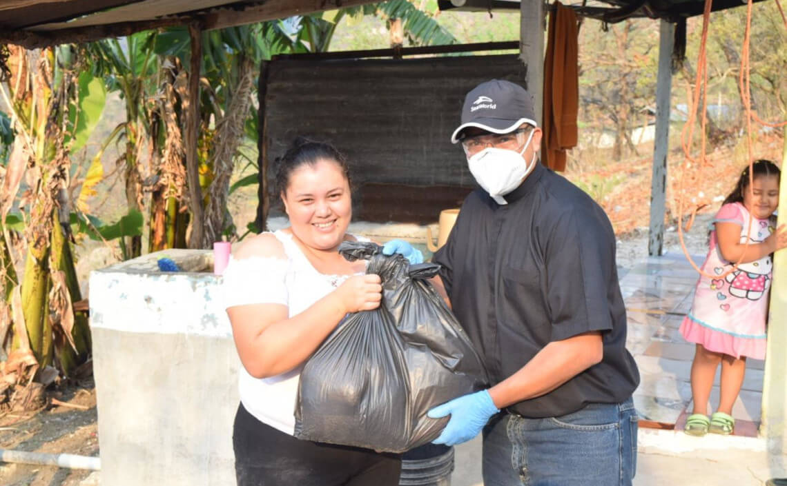 Entrega de comida en aldeas cercanas